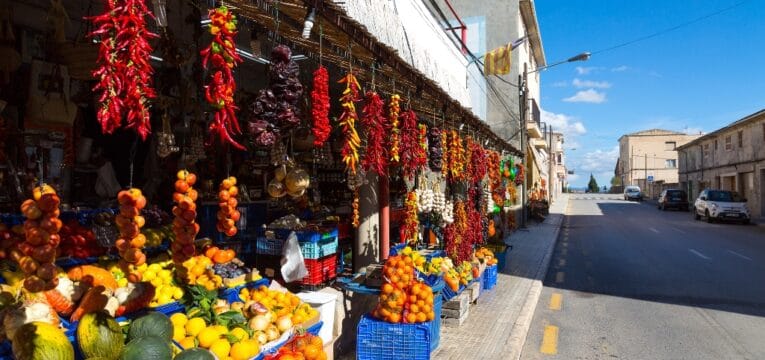 Gemüseladen auf der Hauptstraße in Vilafranca