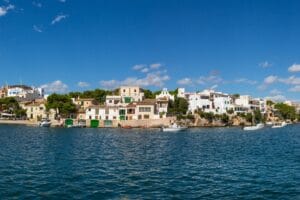 Blick in die Bucht und den Hafen von Portopetro