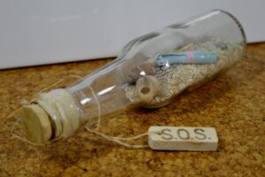 SOS Nachricht in einer Flaschenpost